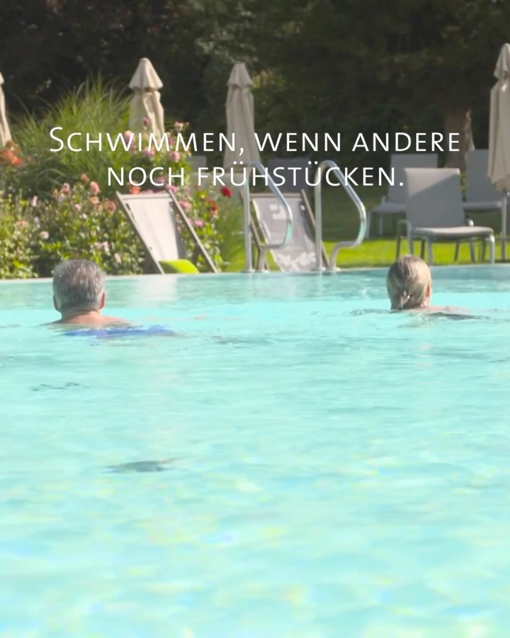 Sieben Uhr morgens, das Wasser ist noch ganz ruhig. Wer jetzt kommt, hat die Badelandschaft fast für sich allein.Mit unserem Early Splash bist du von 7 bis 11 Uhr bei uns im Wasser und im Fitnessbereich, bevor der Tag richtig losgeht. Bademantel, Badeslipper und Badetuch liegen in der Wellnesstasche schon bereit, du brauchst nur Badekleidung mitzubringen.#AlpenhofMurnau #Naturhotel #EarlySplash #BlauesLand #Wellness