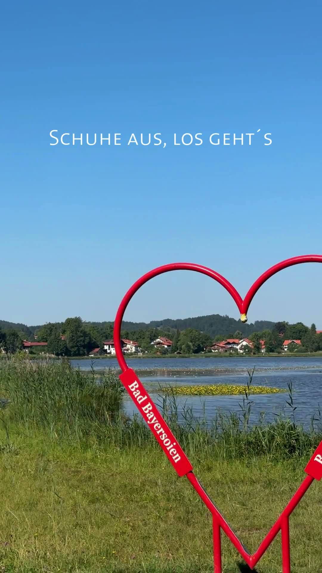 Schuhe aus und los geht's: Rund um den Soier See erwartet dich auf ca. 1,8 Kilometern ein Erlebnispfad. Unter deinen Füßen wechseln sich feiner Sand, Rindenmulch, Kies und kühles Wasser ab. Dazu kommen Balancier-, Wassertret- und Baumwipfelstrecken, eine Fühlstrecke mit verschiedenen Naturmaterialien sowie ein erfrischendes Moortretbecken.Ein Stück des Weges führt als Holzsteg mitten durchs Schilf und eröffnet ganz besondere Ausblicke auf die Natur. Am Ende lädt das Naturkino mit gemütlichen Waldliegen dazu ein, den Blick über den Soier See bis hin zu den Ammergauer Alpen schweifen zu lassen.Nur rund 25 Fahrminuten vom Alpenhof Murnau entfernt erwartet dich dieses besondere Naturerlebnis, ein wunderschönes Ausflugsziel für Groß und Klein, das Bewegung, Entspannung und Natur auf einzigartige Weise verbindet.Ein lohnender Ausflug für einen Nachmittag!#AlpenhofMurnau #Naturhotel #BlauesLand #BadBayersoien