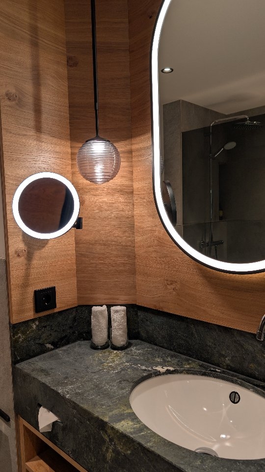 Unsere Premium-Doppelzimmer im Bergflügel haben nun alle neue Bäder. Modernes Design meets Wohlfühlatmosphäre – ein tolles Upgrade für die Zimmer und deinen Aufenthalt bei uns. Und ein Zeichen, dass unser neuer Eigentümer Peter Inselkammer mit dem Hotel noch viel vor hat! Dazu kommen 32 m² Wohnkomfort auf der sonnigen Südseite, ein Balkon mit Panoramablick auf die Alpen und ein komfortables Boxspringbett. Ob zu zweit, allein oder mit kleiner Familie: Bei Bedarf lässt sich die Schlafcouch als zusätzliche Schlafmöglichkeit nutzen. Zusammengefasst: Frischer Look, noch mehr Komfort!#AlpenhofMurnau #Naturhotel #Panoramablick #BlauesLand #Premiumzimmer