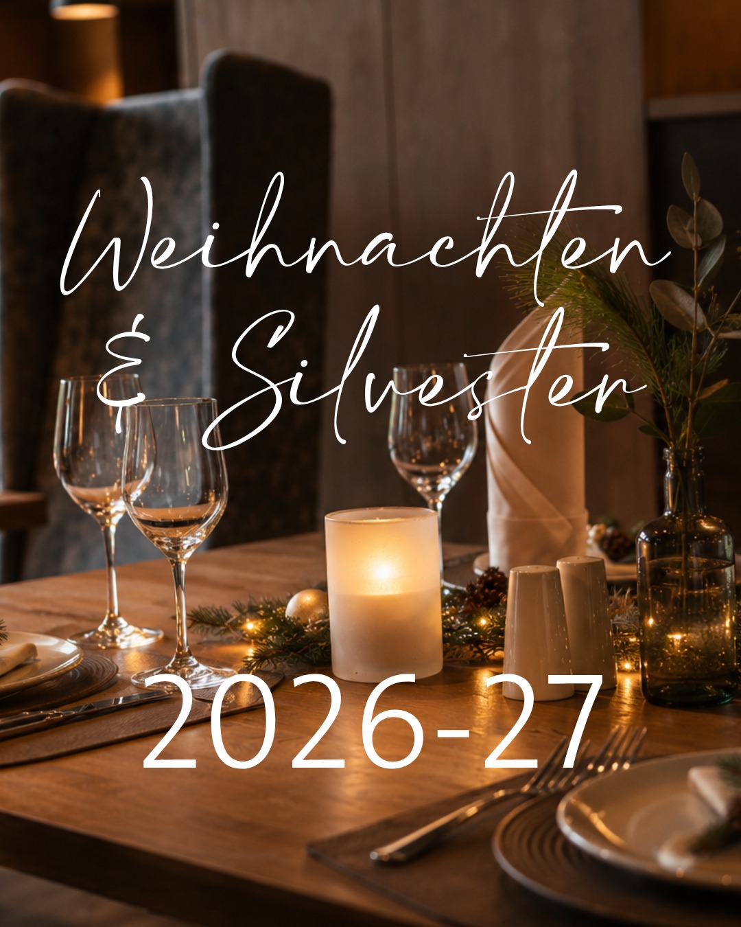 Draußen hat es angenehme 25 Grad und wir reden von Glühwein? Klingt verfrüht, ist es aber nicht: Wer die Feiertage im Alpenhof verbringen will, plant sie am besten jetzt.Was dich zum Jahresende bei uns erwartet:An Heiligabend feiern wir Weihnachten am Christbaum mit den Murnauer Sängerinnen, Zithermusik und der Weihnachtsgeschichte, vorgelesen von Gastgeber Christian Bär. Danach gibt's ein köstliches 5-Gang-Menü.Zwischen den Feiertagen bringt dich nachmittags von vier bis fünf, an zwei Tagen mit Live-Musik, unser hausgemachter Glühwein an der Weihnachts-Hütt'n in die richtige Stimmung.Zu Silvester lassen wir es dann richtig krachen und tanzen unter dem Motto „Midnight in Paris" auf der Countdown-Party mit der Band Tropical Rain ins neue Jahr. 6-Gang-Menü inklusive.Alles zum Weihnachts- und Silvesterprogramm 2026/27 erfährst du über diesen Link oder an der Rezeption: https://www.alpenhof-murnau.com/feiertage-in-oberbayern/weihnachten-silvester/ #AlpenhofMurnau #UrlaubinBayern #BlauesLand #Weihnachtenindenbergen
