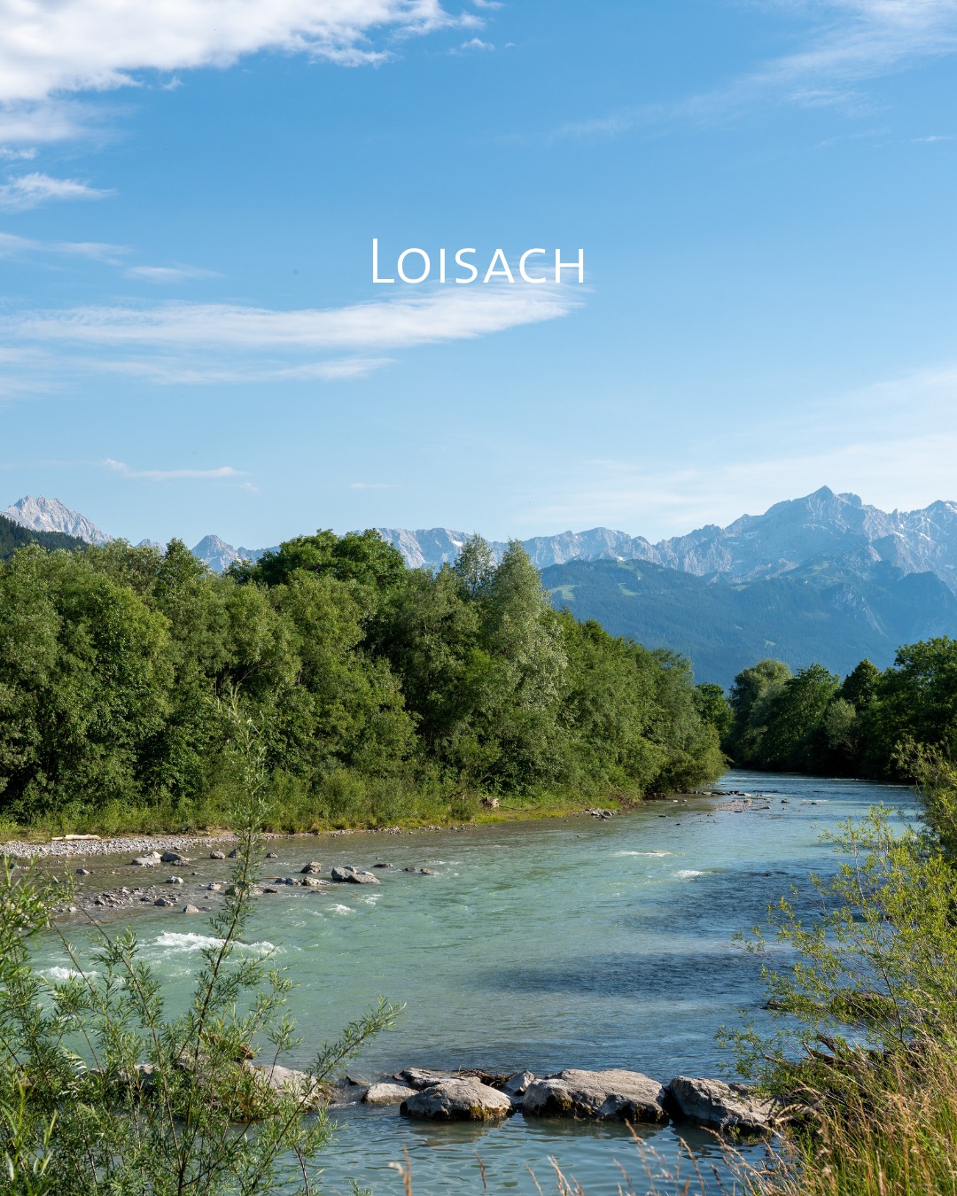 Baden im Voralpenland bedeutet nicht automatisch kaltes Wasser und Überwindung. Denn es kommt ganz auf den See an.Hier kommen unsere Lieblingsgewässer von der Haustür bis zur Zugspitze:Am nächsten liegt die Loisach. Baden darfst du nur im Fluss selbst, denn das Moos drumherum ist Naturschutzgebiet. Und ja, das Schmelzwasser ist ziemlich frisch – für eine schnelle Abkühlung aber genau richtig.Der Staffelsee dagegen ist flach, angenehm warm und herrlich unkompliziert, besonders wenn man mit Kindern unterwegs ist. Mehr Alpenpanorama bietet der Kochelsee mit seinem klaren Wasser und den Bergen im Rücken. Der Starnberger See ist der wohl bekannteste der Region: groß, weitläufig und mit vielen schönen Badebuchten.Noch kälter und tiefer wird es im Walchensee. Wer genau das mag, wird ihn lieben.Und wer für die Abkühlung gar nicht erst ins Auto steigen möchte: Unser beheizter Hotelpool ist natürlich auch immer eine Empfehlung.#AlpenhofMurnau #UrlaubinBayern #BlauesLand #Badesee
