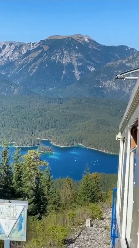 Wenn Sommer im Blauen Land ist, muss kein Tag wie der vorherige aussehen. An einem geht es zu Fuß in die Berge oder mit der Bergbahn. An einem anderen aufs Radl, durchs Moos oder auf den Golfplatz. Und natürlich auch immer wieder ans Wasser: Baden in einem der vielen Seen, eine Schifffahrt über den Staffelsee oder ein Sundowner am Ufer – im Sommer macht uns die Natur das Leben im Freien wirklich schmackhaft. Und wenn du am Ende eines wunderbar vollen Tages ins Hotel zurück kommst, kannst du die Ruhe auf deiner Terrasse oder deinem Balkon genießen...#AlpenhofMurnau #UrlaubinBayern #BlauesLand #Sommer