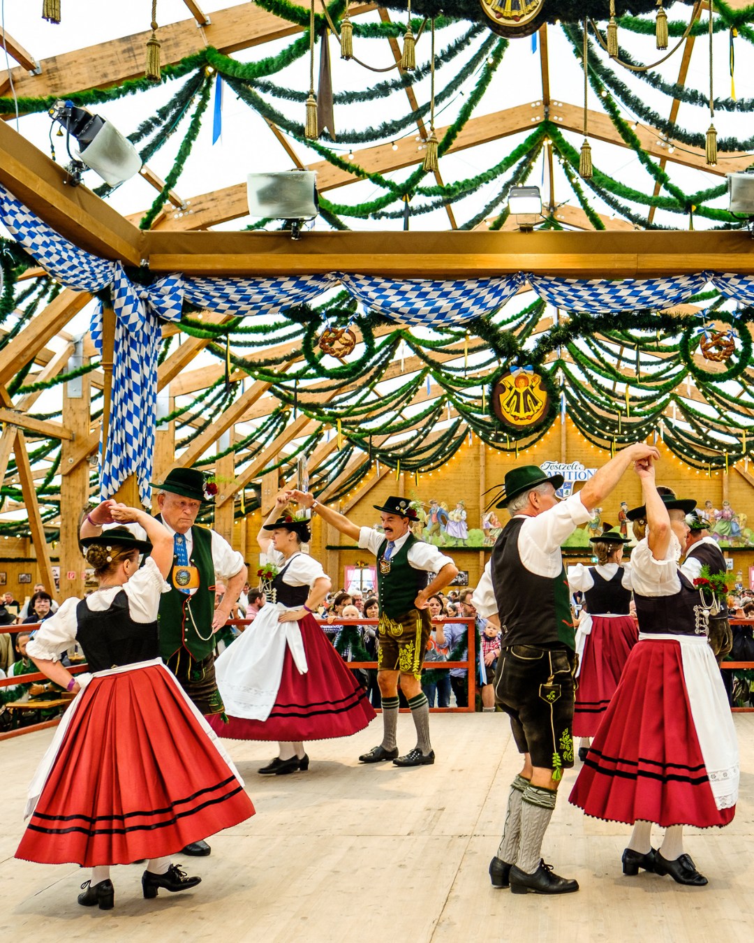 Nur noch ein paar Tage, dann heißt es wieder „O'zapft is" und in München beginnt die fünfte Jahreszeit.Aber warum heißt es eigentlich Oktoberfest, wenn es schon im September losgeht?Oktober 1810: Ganz München feiert die Hochzeit von Kronprinz Ludwig und Therese von Sachsen-Hildburghausen. Den Schlusspunkt setzt ein Pferderennen auf der Wiese vor den Toren der Stadt.Der Rest ist bayerisch pragmatisch. Seit 1872 startet das Fest früher, weil die Nächte im Spätsommer milder sind und die Tage sonniger. Am Ende hat trotzdem niemand gerüttelt: erstes Wochenende im Oktober, wie immer.Wenn du von hier aus auf die Wiesn willst, helfen wir dir an der Rezeption, die passende Zugverbindung zu finden.#AlpenhofMurnau #UrlaubinBayern #BlauesLand #Wiesn #Oktoberfest
