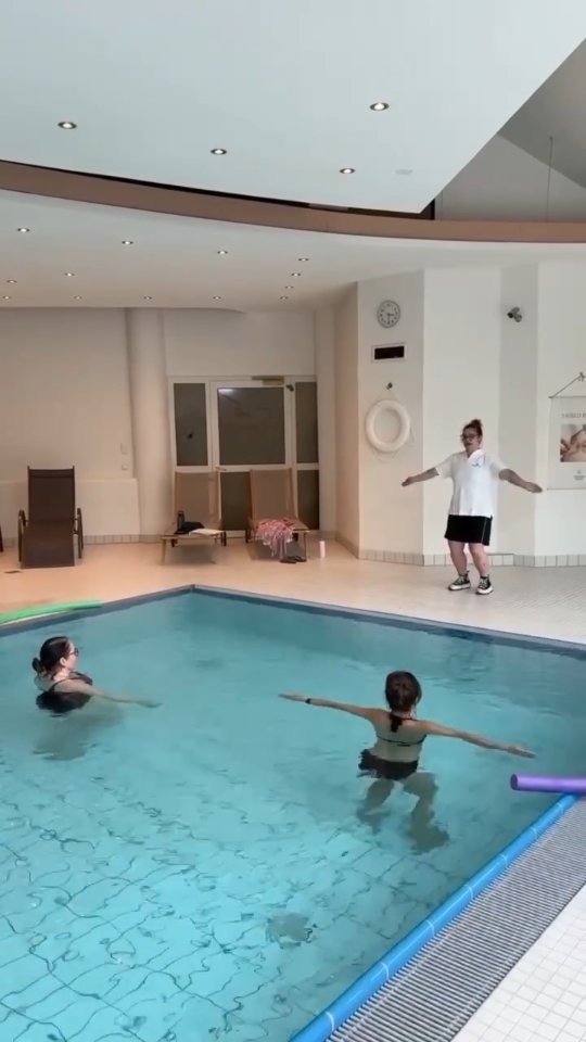 Hast du schon unser Aqua-Fitness-Programm entdeckt? Mit dieser Trainingsmethode tust du etwas für Beweglichkeit und Kondition, schonst aber dabei deine Gelenke – fantastisch oder? Anstrengend wird es trotzdem. Unser Kurs bietet eine perfekte Mischung aus Wassergymnastik, Widerstands- und Cardiotraining. Lust bekommen? Dann schnell an der Rezeption anmelden und herausfinden, wie viel Spaß Fitness im Wasser machen kann! #AlpenhofMurnau #UrlaubinBayern #BlauesLand #Wassergymnastik #Aquafitness