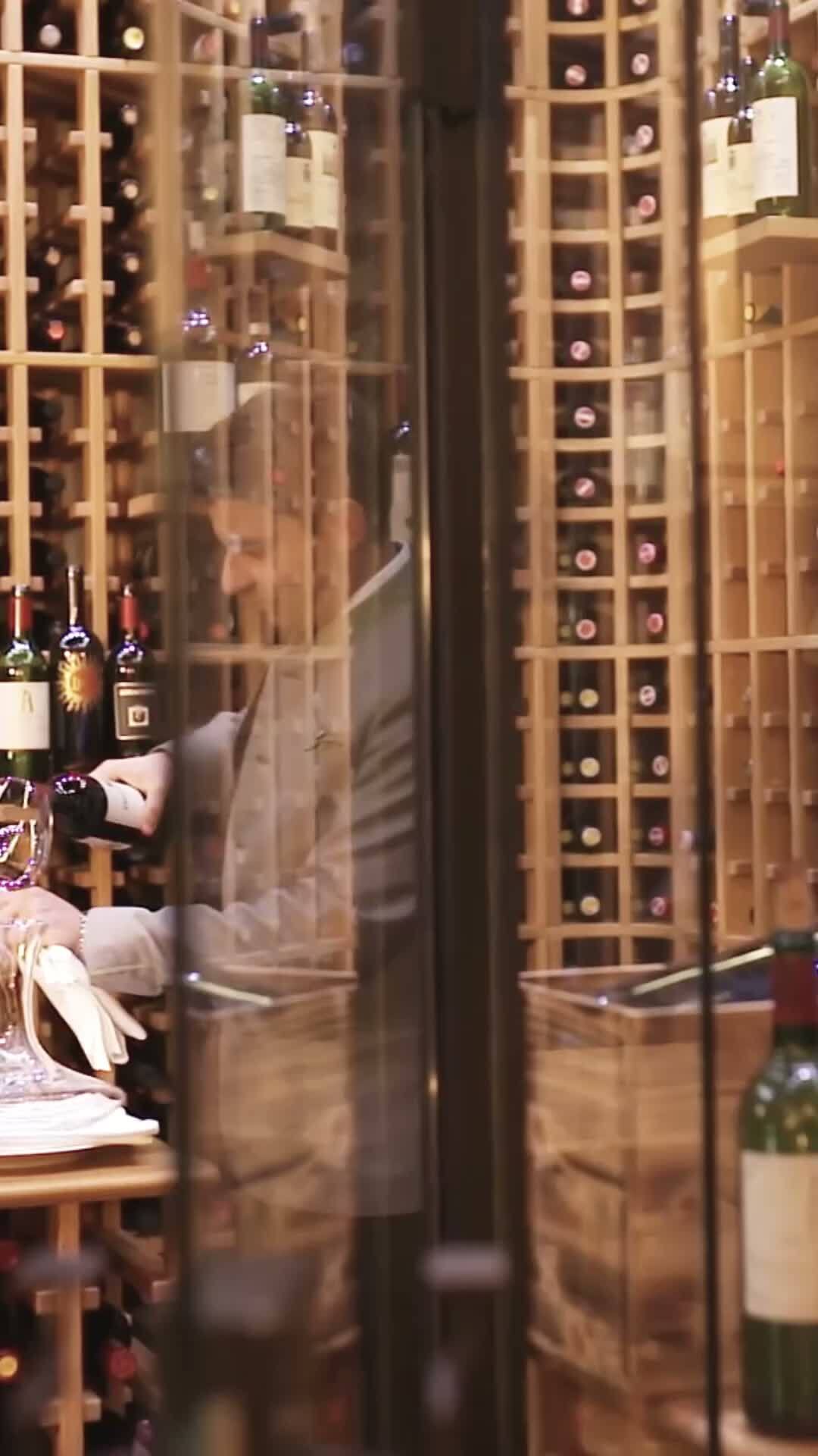 Das Herzstück unserer Gastronomie ist das Panorama-Restaurant: Vom Tisch aus siehst du die Alpen, auf der Karte stehen Gerichte aus unserer Region.Sommelier Domenico Durante findet dazu den passenden Wein aus unserem mehrfach ausgezeichneten Weinkeller.Unser Restaurant ist übrigens nicht nur den Gästen im Haus vorbehalten: Feinschmecker aus Murnau und Umgebung sind genauso willkommen.#AlpenhofMurnau #UrlaubinBayern #BlauesLand #MurnauerReiter #Sommelier