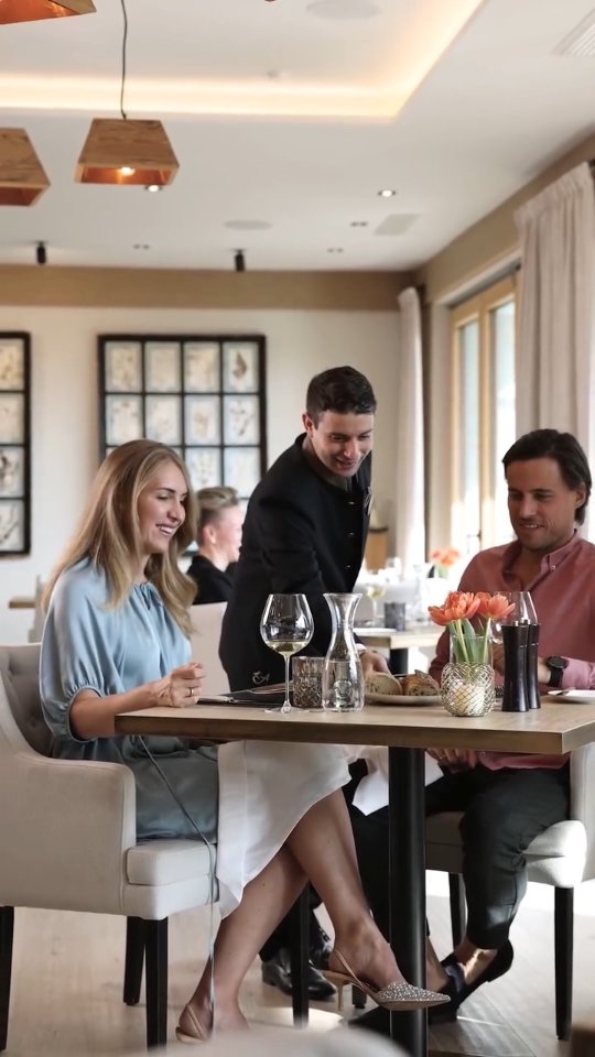 Das Herzstück unserer Gastronomie ist das Panorama-Restaurant: Vom Tisch aus siehst du die Alpen, auf der Karte stehen Gerichte aus unserer Region.Sommelier Domenico Durante findet dazu den passenden Wein aus unserem mehrfach ausgezeichneten Weinkeller.Unser Restaurant ist übrigens nicht nur den Gästen im Haus vorbehalten: Feinschmecker aus Murnau und Umgebung sind genauso willkommen.#AlpenhofMurnau #UrlaubinBayern #BlauesLand #MurnauerReiter #Sommelier