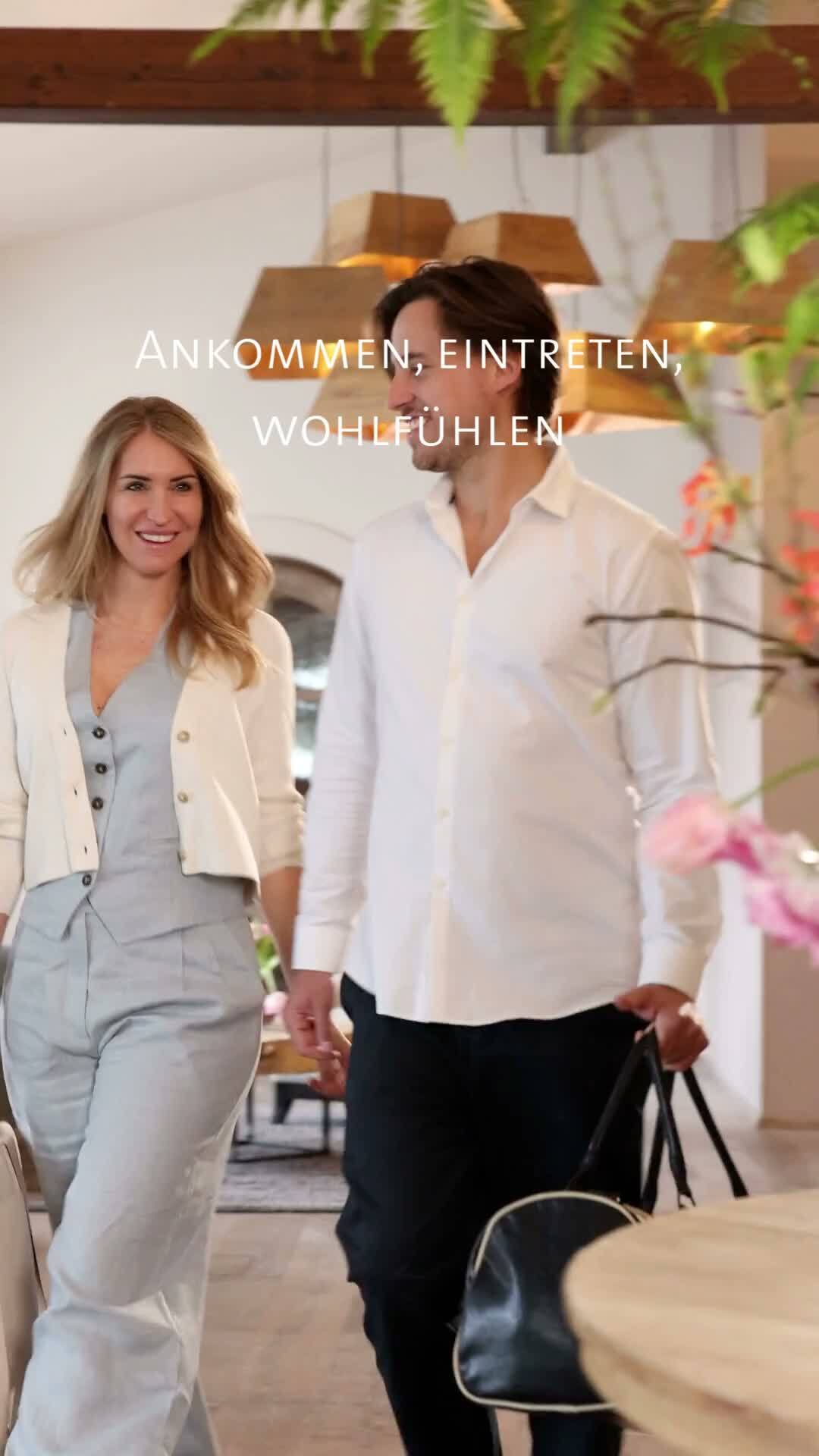 Ankommen, eintreten, wohlfühlen: Von der ersten Sekunde an erfüllen wir deine Wünsche, beantworten alle Fragen rund ums Haus und unsere wunderschöne Umgebung. Und geben einfach alles dafür, dass sich der Erholungseffekt bei dir direkt beim Check-in einstellt. #AlpenhofMurnau #Bayern #Voralpenland #UrlaubinBayern #BlauesLand