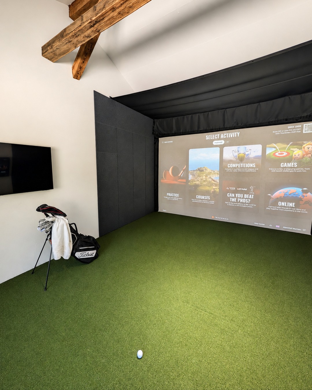 Auf den schönsten Golfplätzen der Welt spielen – und das nur ein paar Meter von deinem Zimmer entfernt. ⛳️Unsere neue Golf Lounge steht exklusiv unseren Übernachtungsgästen zur Verfügung. Auf über 450 der weltweit besten Plätze kannst du hier abschlagen, während die TrackMan Box für präzise Schlaganalyse und echtes Golf-Feeling zu jeder Jahreszeit sorgt.Eine Auswahl an Getränken ist bereits inklusive, weitere Getränke sind gegen Aufpreis erhältlich. Leihschläger stellen wir dir auf Anfrage gerne zur Verfügung.Unsere Putting Area entsteht aktuell noch. Künftig kannst du hier dein Putten trainieren und es dir anschließend ganz entspannt im Lounge-Bereich gemütlich machen und eine Kleinigkeit essen.Golfen, genießen, entspannen – alles unter einem Dach.#AlpenhofMurnau #UrlaubinBayern #BlauesLand #Golf