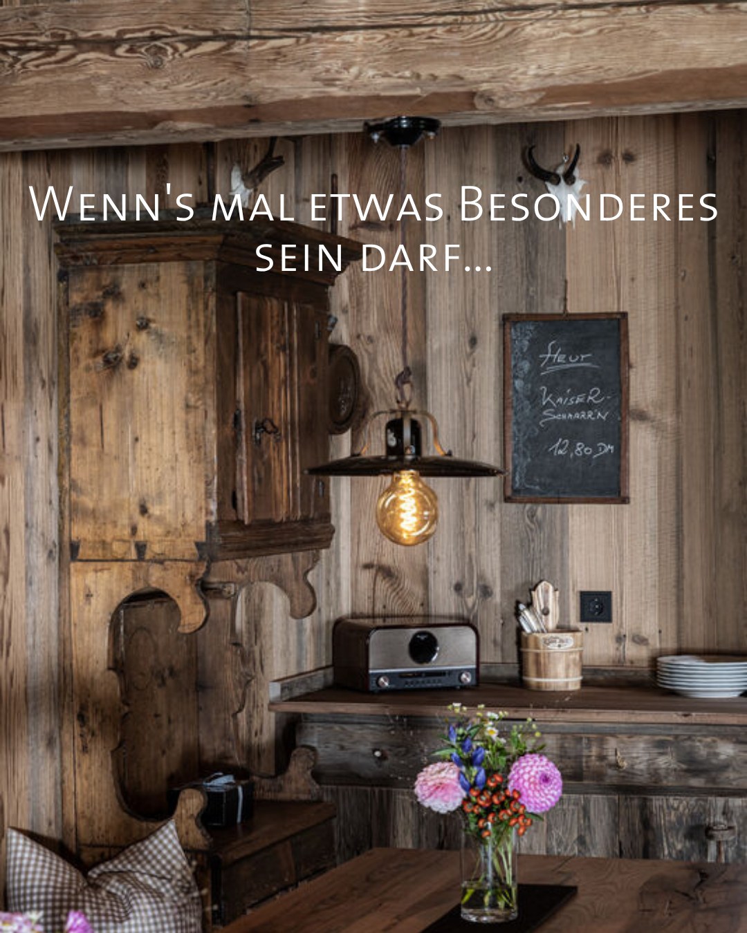 Feste sollte man feiern, wie sie fallen – und was könnte schöner sein, als dies in einer geschichtsträchtigen Location zu tun? Willkommen in unsrer alten Bockhütte! Fast 100 Jahre lang haben Menschen hier Pause gemacht. Wanderer, die einen Moment verschnauft haben, bevor es weiterging. Manche haben ihren Namen ins Holz geritzt – als kleines Zeichen: Ich war hier.Viele dieser Namen sind heute kaum noch lesbar, manche aber noch gut zu erkennen. Jede Kerbe erzählt von einem Tag in den Bergen, von einer Rast, vom Verschnaufen auf dem Weg Richtung Gipfel oder Tal. Als die alte Bockhütte vor dem Verfall stand, hat Hotelchef Christian Bär sie gerettet und in den Garten des Alpenhof Murnau geholt. Heute kannst du die Hütte für kleinere Veranstaltungen, Tagungen oder besondere Feiern buchen. Wäre das nicht ein außergewöhnliches Ambiente für eine Weihnachtsfeier? #AlpenhofMurnau #UrlaubinBayern #BlauesLand #Bockhütte #Berggeschichte