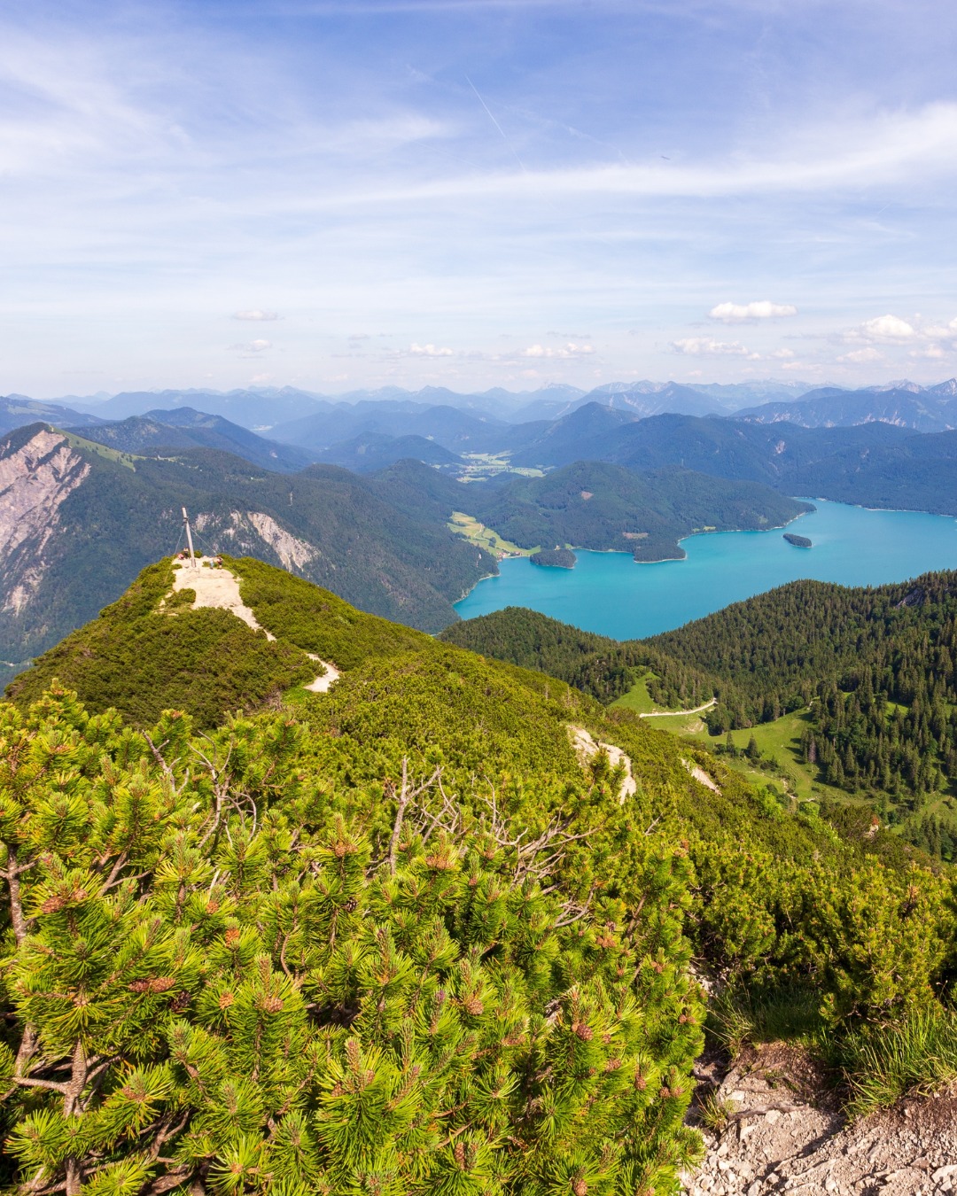Wenn du auf der Suche nach einem schönen Ausflugsziel in den Bayerischen Voralpen bist, dann könnte der Heimgarten genau das Richtige für dich sein! Dieser stolze Berg am Rande des Loisachtals bietet atemberaubende Aussichten und wird von Wanderern aller Erfahrungsstufen gerne besucht. Den wohl spektakulärsten Blick auf den Kochel- und Walchensee bietet die Gratwanderung vom Heimgarten zum Herzogstand. Diese Bergtour ist vor allem für etwas geübtere Bergwanderer zu empfehlen. Wer vom Herzogstand direkt zum Walchensee hinunter möchte, kann auch die Gondel nehmen und ist in wenigen Minuten unten. #AlpenhofMurnau #UrlaubinBayern #BlauesLand #Heimgarten #Wandern