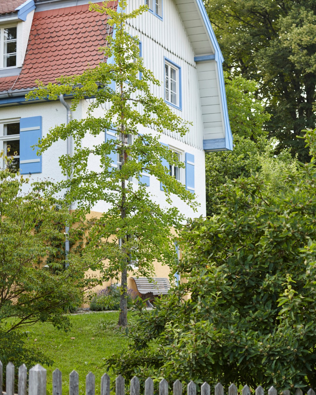 Ein wenig Kunstgeschichte schnuppern? Das kann man bei uns ganz wunderbar: Das Münter Haus ist ein Murnauer Klassiker und vom Alpenhof aus in wenigen Minuten auch zu Fuß erreichbar. Als Gabriele Münter mit Wassily Kandinsky den Sommer 1908 in Murnau verbrachte, verliebte sie sich so sehr in das Haus, die Umgebung und die Aussicht, dass sie es im Jahr darauf einfach kaufte und – mit wenigen Jahren Unterbrechung – ihr Leben dort verbrachte. Sie wollte, dass daraus eine Erinnerungsstätte für ihre Kunst wird, deshalb finden sich hier heute Teile der Originalausstattung, Möbel und Hinterglasbilder, Grafiken oder Gemälde, die von den beiden Künstlern geschaffen wurden. #AlpenhofMurnau #BlauesLand #Münterhaus #BlauerReiter