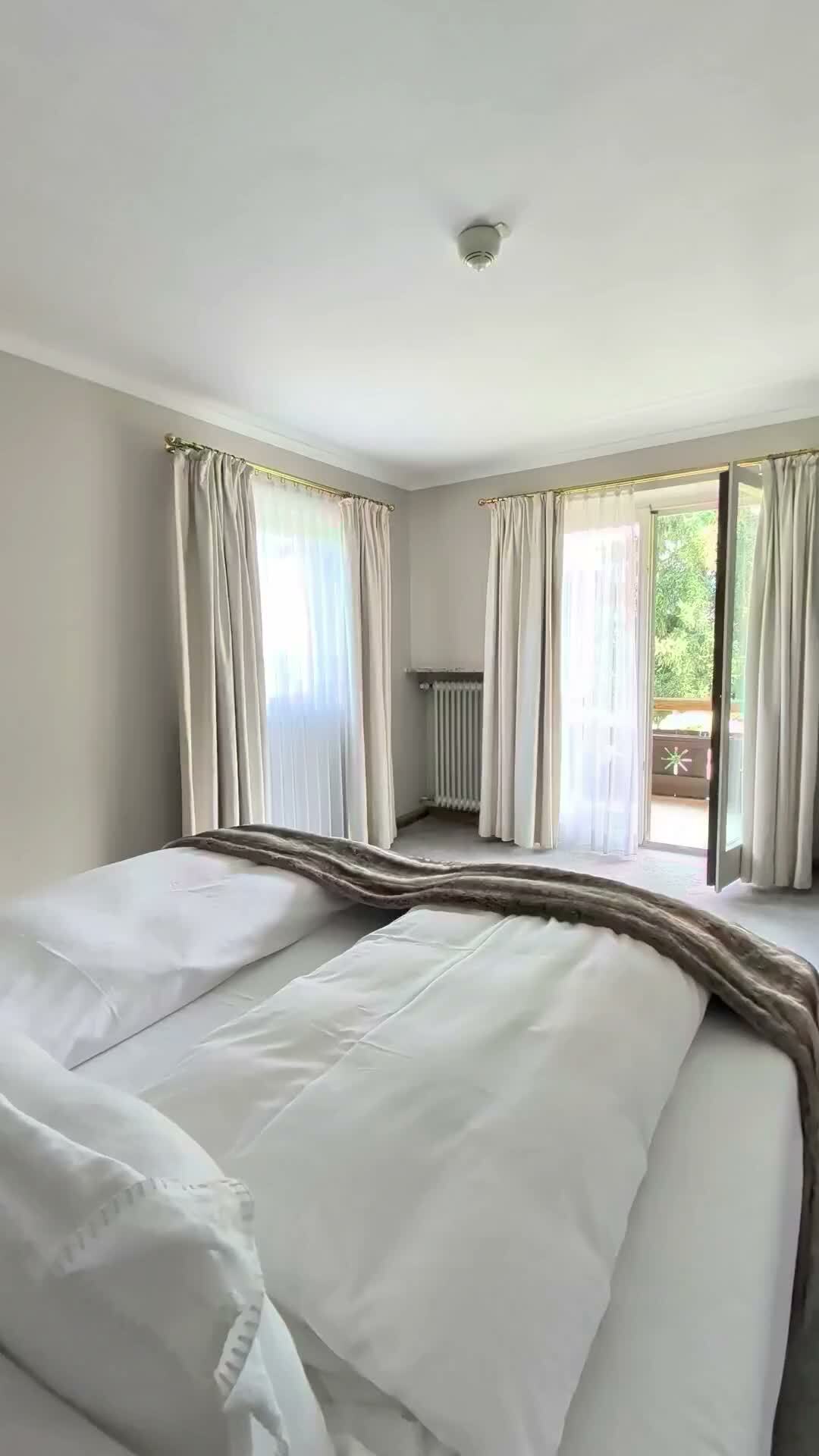Du möchtest im Urlaub gern etwas mehr Platz und Ruhe haben? Das geht auch bei uns im Hotel: In unserer Ferienwohnung stehen dir 150 m² zur Verfügung – mit einem hellen Wohnzimmer, drei Schlafzimmern und zwei Bädern. Von der großen Terrasse gelangst du direkt in den Garten. Und vom eigenen Balkon aus hast du die bayerischen Voralpen im Blick. Kurz gesagt: Die Freiheit einer Ferienwohnung gepaart mit 5-Sterne-Hotelangebot. Ein Top-Mix, finden wir! Wäre das etwas für deinen nächsten Urlaub? Wir freuen uns auf dich!#Alpenhofmurnau #UrlaubinBayern #Blaues Land #Reiselust#FerienwohnungMurnau