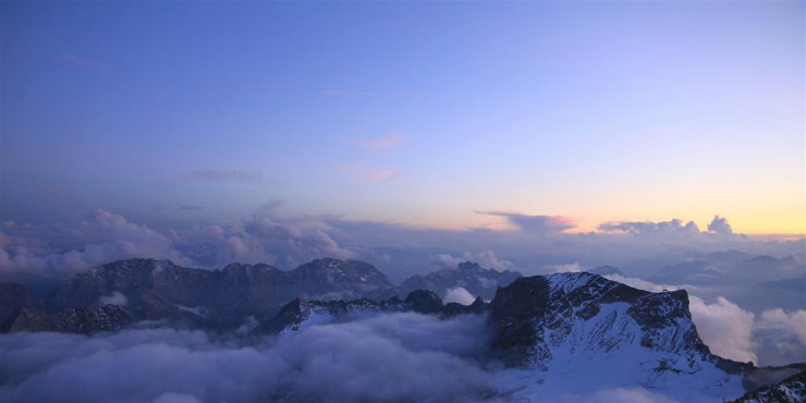 Aussicht Berge Wolken blauer Himmel
